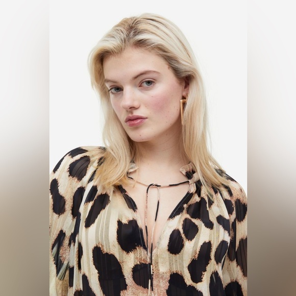 H&M- Ruffle trimmed crepe Blouse (small) - Picture 1 of 3